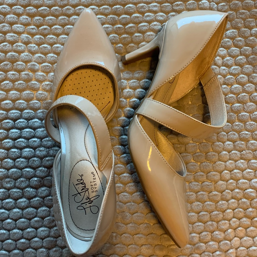 Only worn once Sz 7.5 life stride pumps